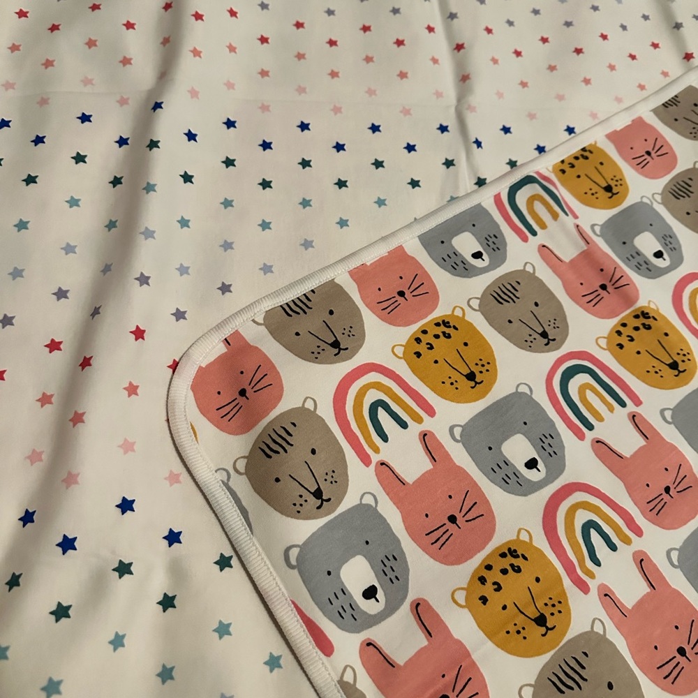 NWT TEA COLLECTION REVERSIBLE BABY BLANKET IN RAINBOW ANIMALS